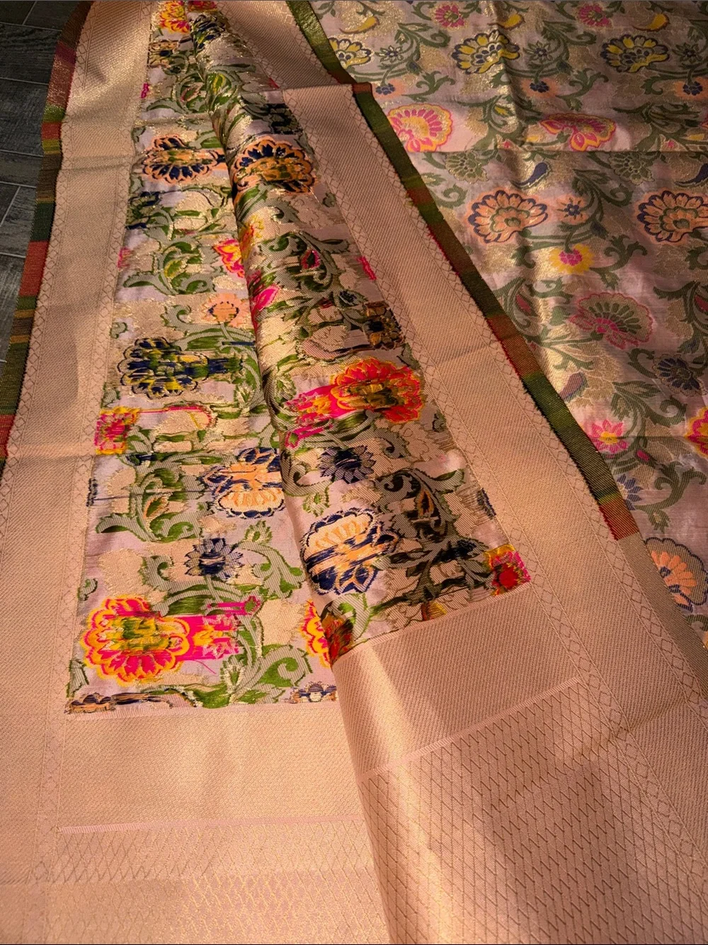 Pure Handloom Silk: A high-end Meenakari Banarasi silk saree Floral Zaree Border